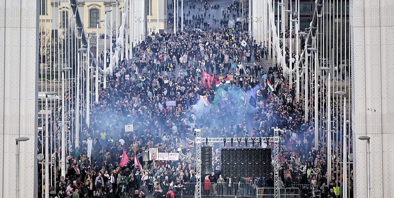 Egy sor buszjárat terelve közlekedik az Erzsébet hídi tüntetés miatt