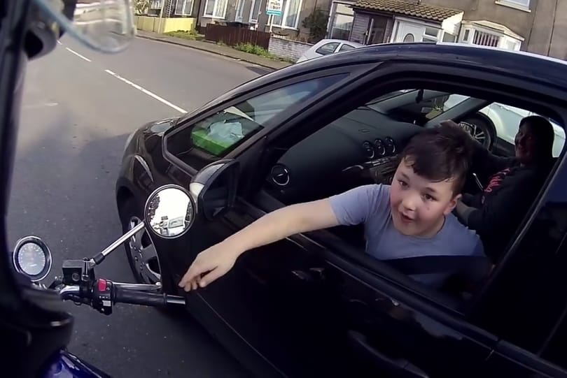 Az internet sztárja lett a motoros, aki egyetlen gesztussal boldoggá tett egy kisgyereket – videó