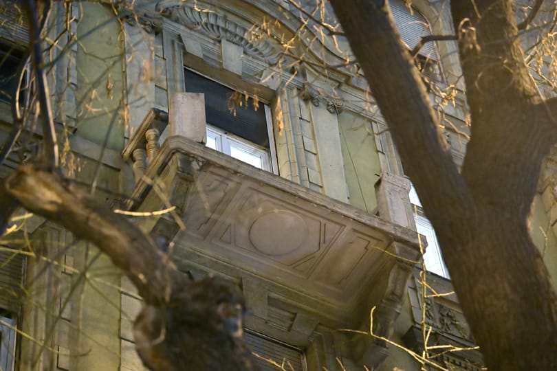 Baráti összejövetelt tartottak abban a lakásban, amelyiknek az erkélyéről kiesett egy nő