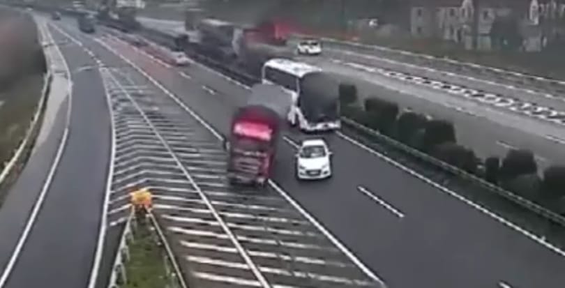 Ennél nagyobb ostobaságot még nem láttunk autópályán – videó