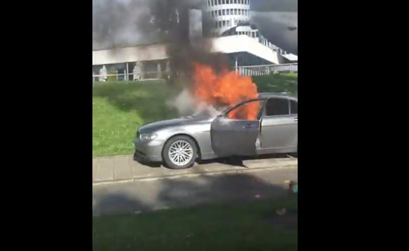 Na az kellemetlen, amikor a BMW központja előtt lángol egy BMW – videó