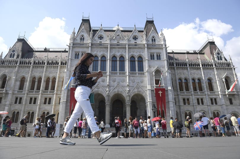 Megmagyarázták Rogánék, miért kellett keresztes zászlót kitenni a Parlamentre