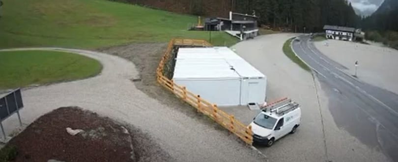 Videón, ahogy egy hatalmas szikla gördül ki az autóútra Dél-Tirolban