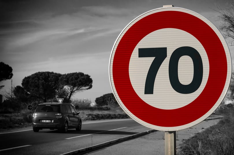 Lengyelország különleges táblákkal pakolná tele az útjait, a sofőrök mindent látnának
