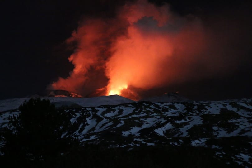 Videón az Etna támadása a BBC-stáb ellen
