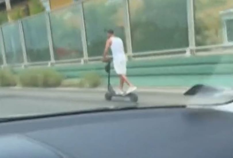 Az M5-ös bevezetőjén száguldott a kocsik közt 75 km/h-val egy rolleres – videó