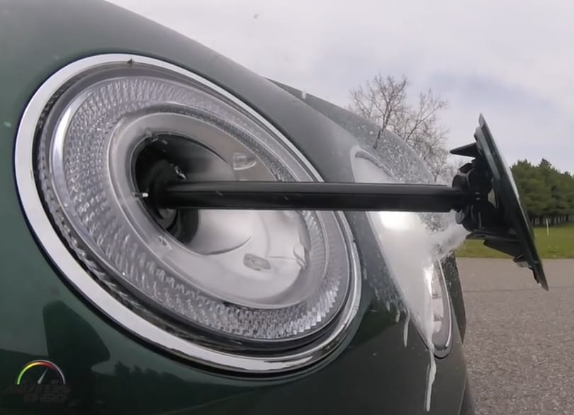 Ilyen fényszorómosót se láttunk még, mint a Bentley Bentayga-é – videó