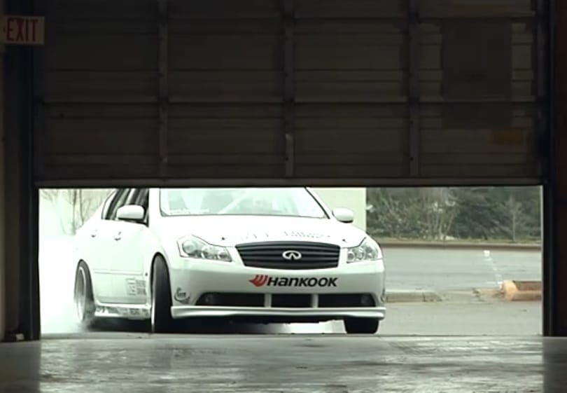 Videó: vajon mit kezd egy driftbajnok egy üres raktárral?