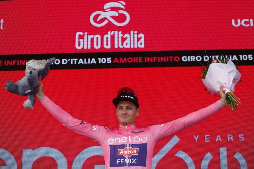 A holland Van der Poel nyerte a Giro d’Italia visegrádi nyitószakaszát, Valter Attila 29. lett