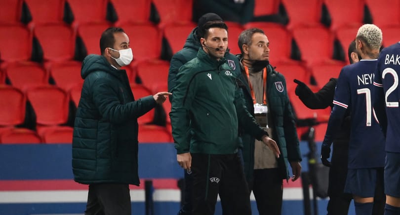 Eltiltották a szezonra a rasszizmussal vádolt román játékvezetőt