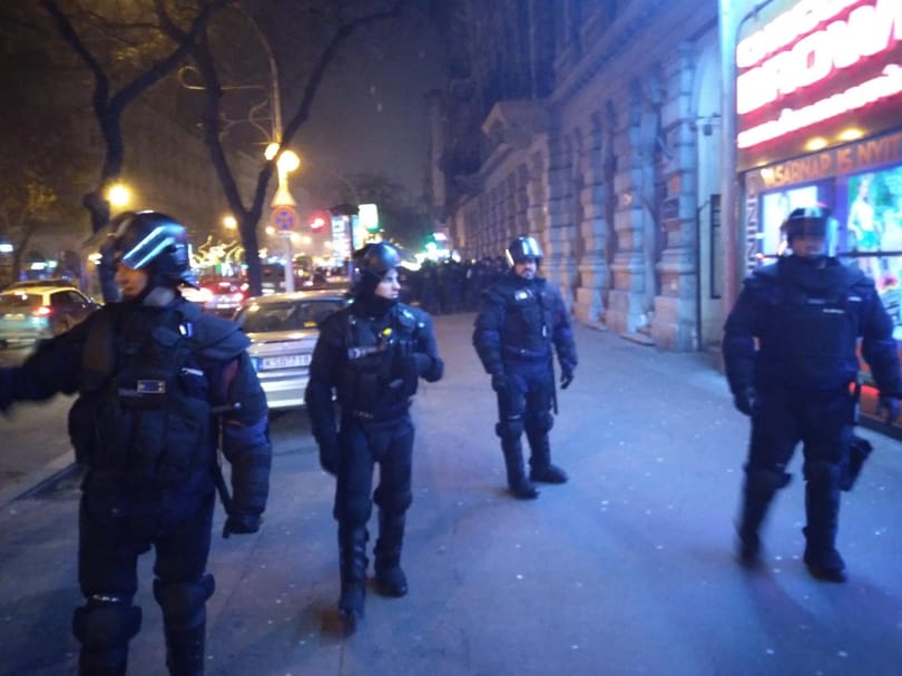 A rendőrök csak úgy engedték el a körbefogott tüntetőket, ha a kamerába mondják a nevüket