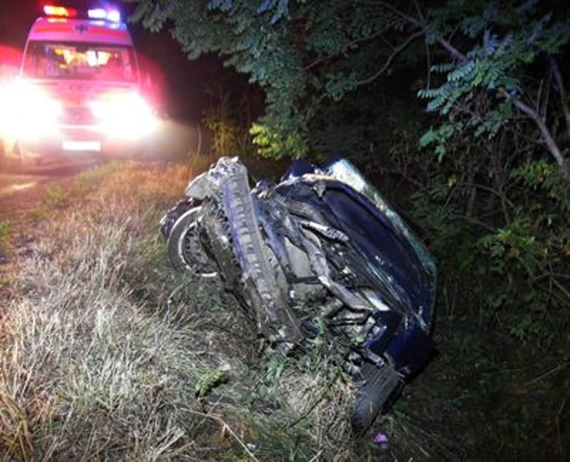 Tűzoltók vágták ki a sérültet a Volkswagenből - fotó