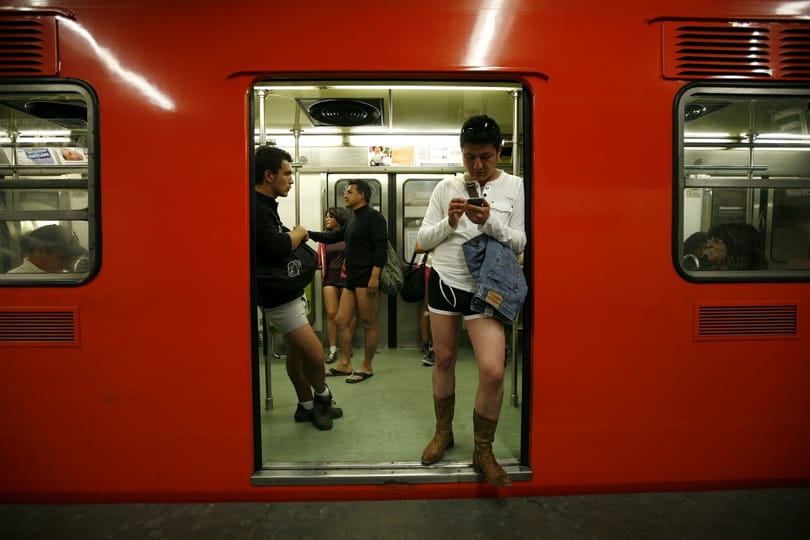 Letolták a gatyát a metrón - videó