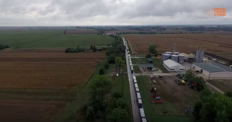 Drónvideó: Gépen szálltak fölébe a horvát határon épülő kerítésnek