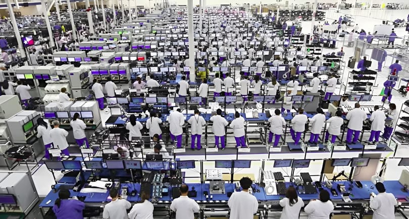 Nem balhéznak, nem kérnek több pénzt: az Apple állítólag gépekre cseréltetné az iPhone-összeszerelő munkások felét