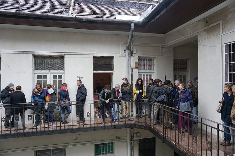 Hétszáznál is több családot lakoltattak ki