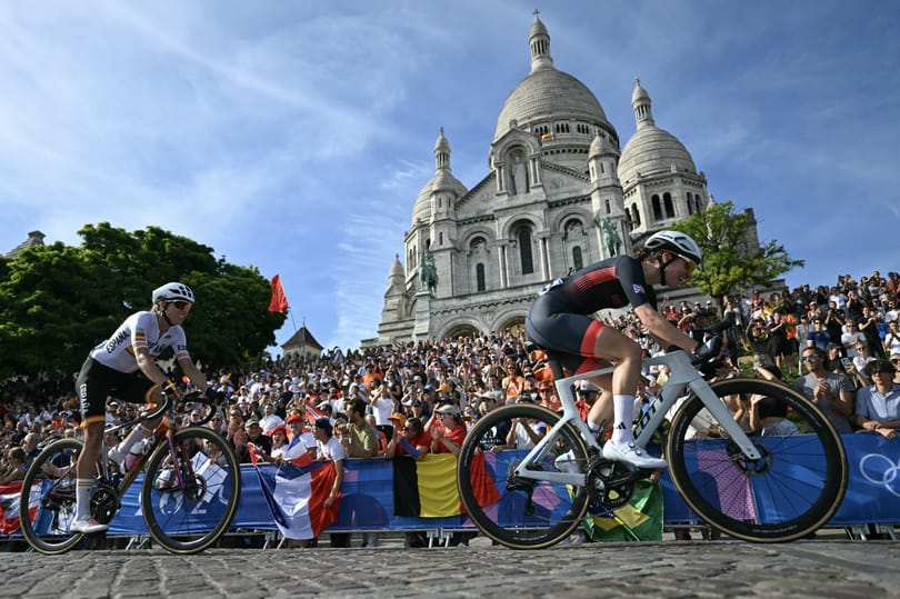A nyaka és a keze is eltört az egyik versenyzőnek, aki elesett a Tour de France-on