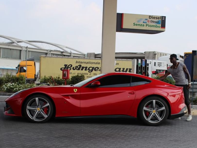 Bivalyerős Ferrarit vásárolt az olasz foci botrányhőse