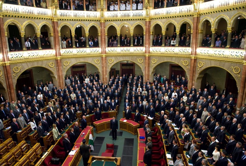 Parlament: a fidelitasos megfélemlítésre simicskázás a kormány válasza