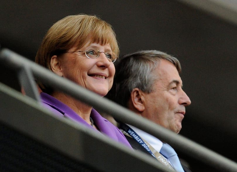 Fotó: Merkel szemüvegben nézi a BL-döntőt