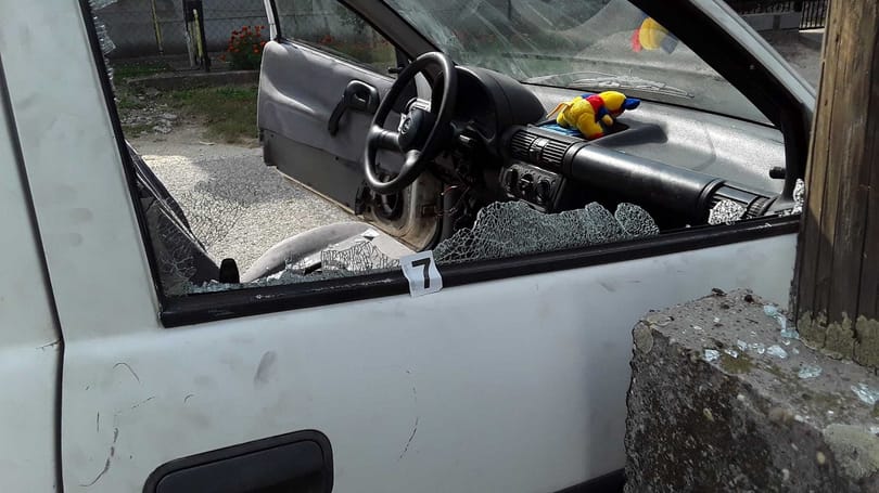 Teljesen szétverték az autót a monori fiatalok, majd szelfiztek a tetején