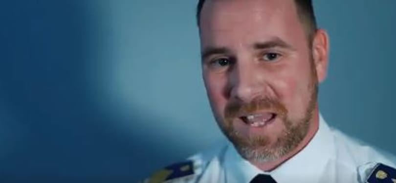 Ez nagyon menő: a rendőrség oldalán Bëlgát szaval a szóvivő, és nem is akármelyik számot
