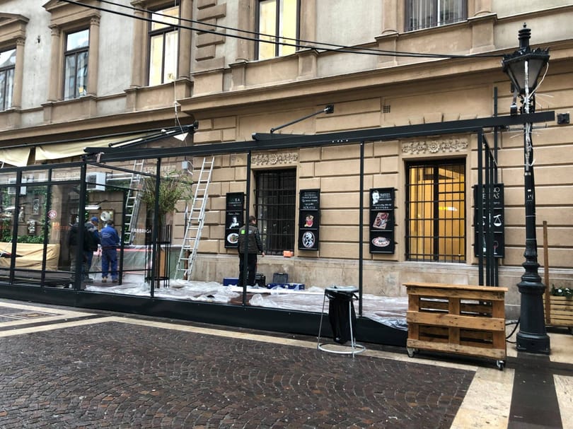Kívülről bedeszkázta a szomszéd étterem a CEU-laboratórium ablakait