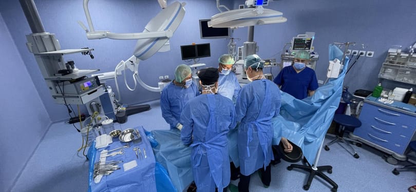Az orvosok már nem tudtak mit kezdeni a tumorral, a robot egyetlen bemetszéssel kivette