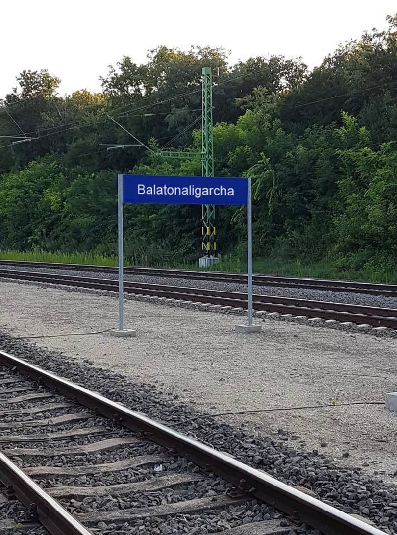 Átjavított egy névtáblát a Kétfarkú Mészáros Lőrinc legújabb felvásárlása után