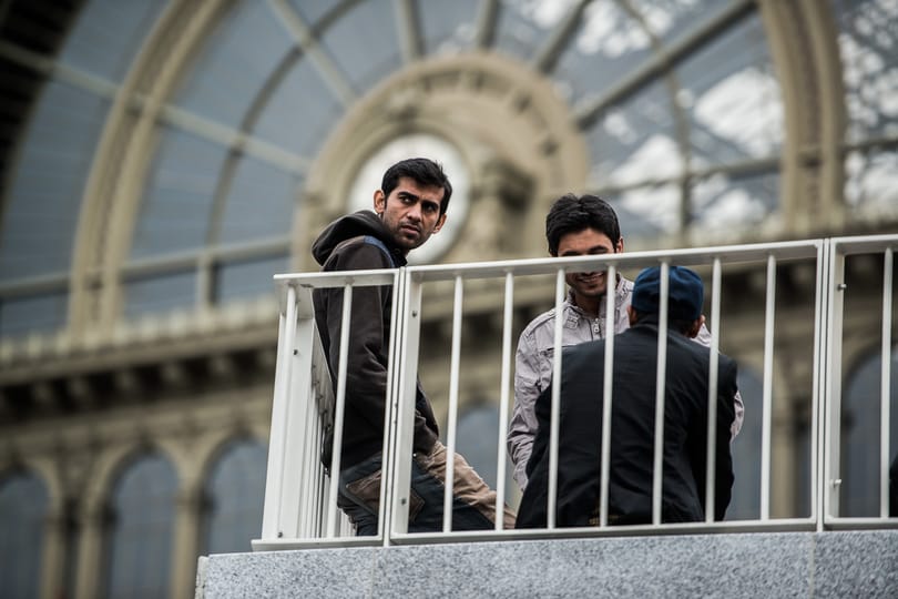 Vallanak a menekültek: verés, bűz, embertelen körülmény