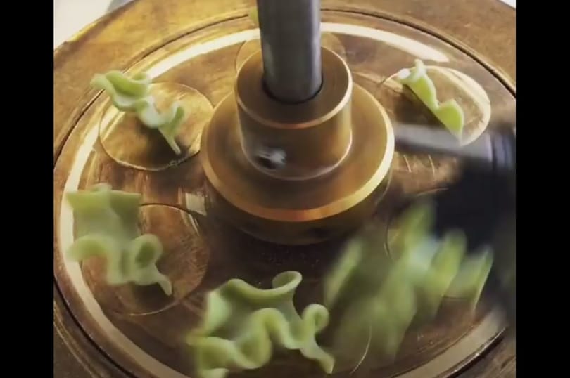 Hipnotikus videókon, ahogy egy tésztagyárból ömlik a tészta