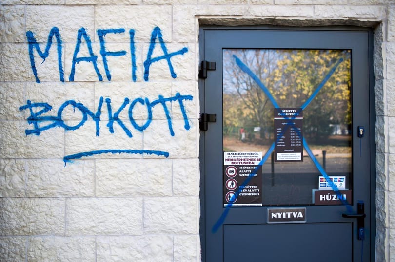 Maffia-feliratot fújtak több trafikra éjjel - fotók