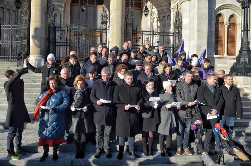 Összellenzéki eskü a Parlament előtt, Fekete-Győr a tiltakozások erősödését jelentette be