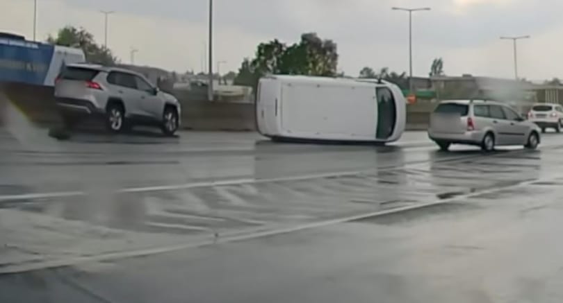 Felborított egy Toyota szabadidő-autó egy furgont az M1–M7 kivezetőn – videó