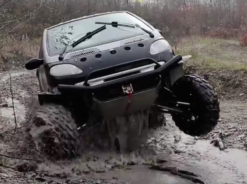 Ez az offroad Smart még egy UAZ-zal is felvenné a versenyt – videó