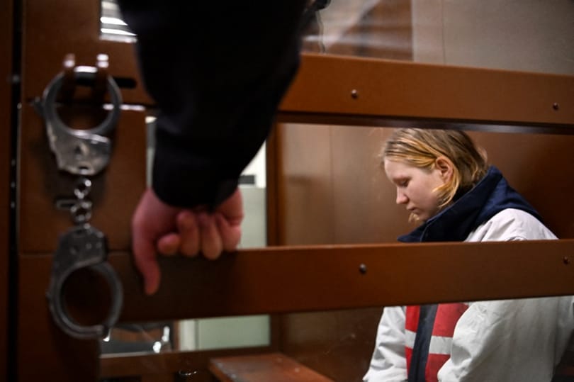 Nő még nem kapott olyan súlyos büntetést Oroszországban, mint Darja Trepova, aki robbanó mellszobrot adott egy katonai bloggernek