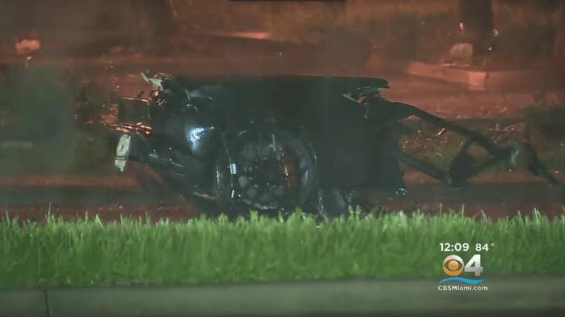 Kettészakadt a Lamborghini, akkora erővel csapódott a fának – videó