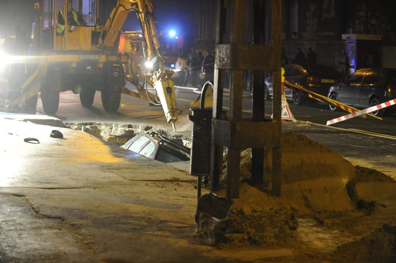 Elnyelt a föld egy parkoló autót a VIII. kerületben