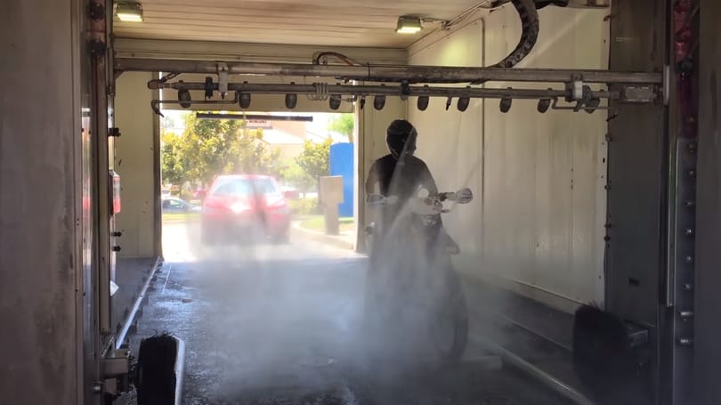 Fogadjunk, hogy kipróbálná: ilyen érzés motorral beállni az autómosóba – videó