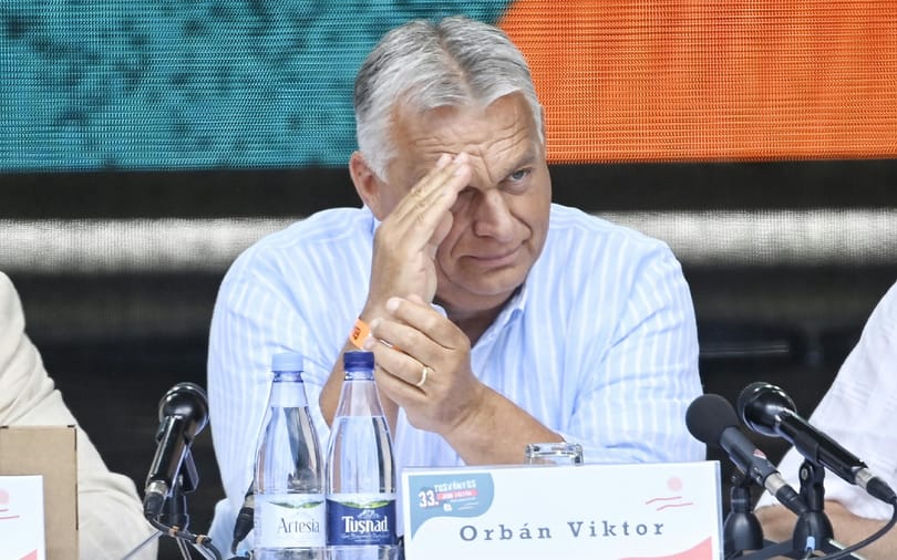 Orbán most Erdélyben előadott ukránozással tolhatja meg Simiont, aki már nem küldene rá házőrző kutyákat
