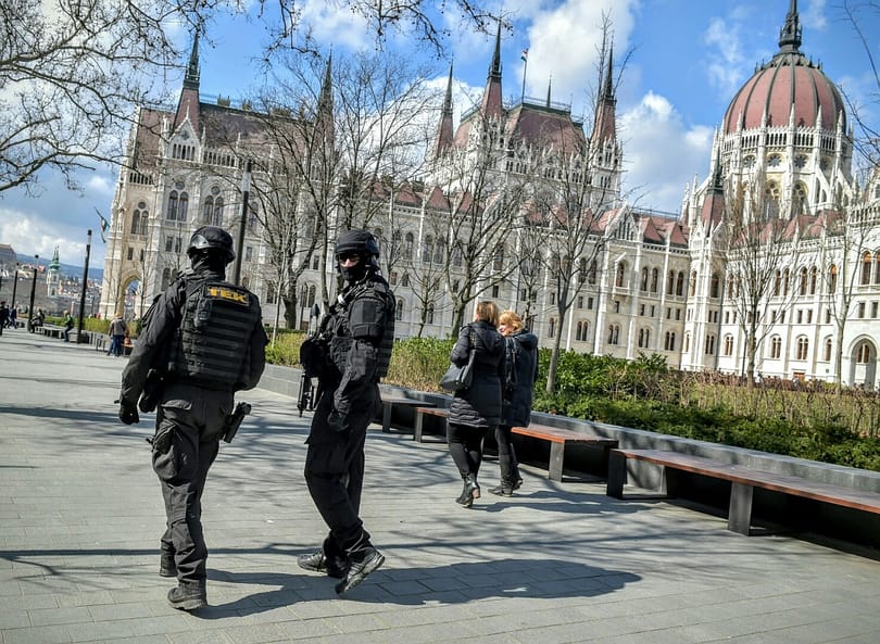 Két francia ellopott egy darabot a Parlamentből