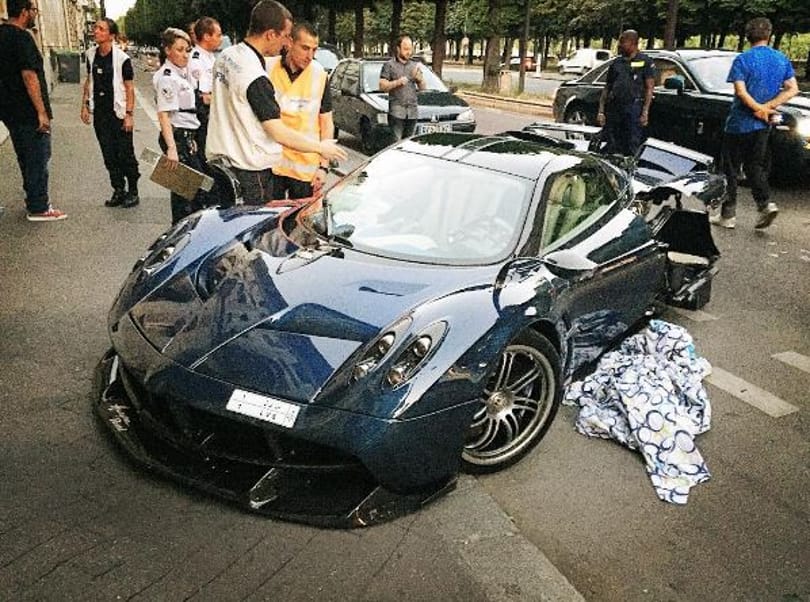 Összesen egy volt belőle, de most már inkább csak egy fél. Csúnyán összetörtek egy Pagani Huayrát