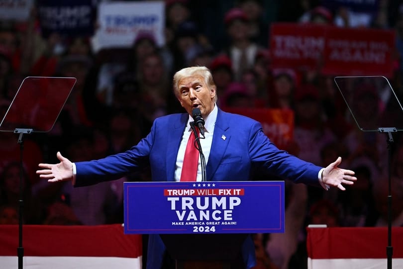 „Akarják látni, ahogy hülyére verem az embereket a backstage-ben?” – Trump kiakadt a rossz kihangosítás miatt egy wisconsini gyűlésen, majd mélytorkozást imitált a mikrofonállványon