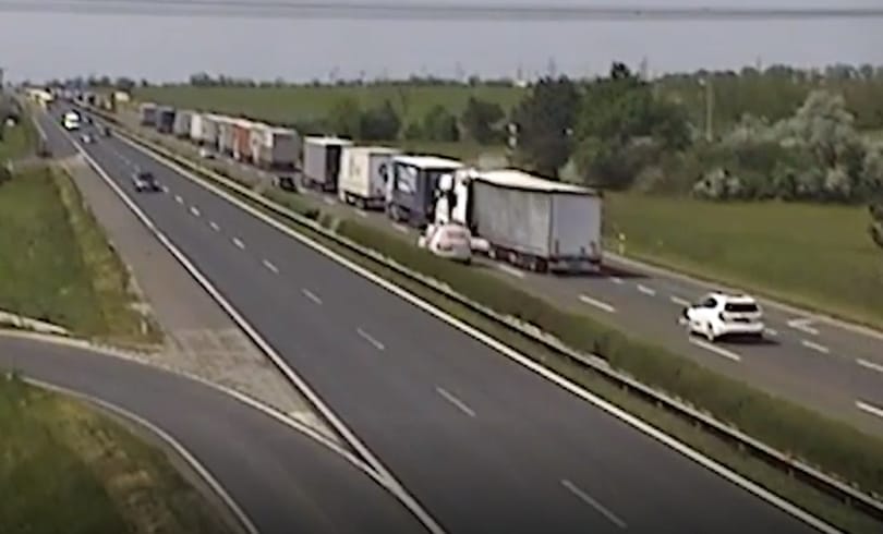 Álló sorba csapódott egy kamion az M1-esen – videó