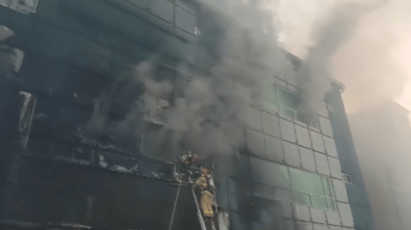 Többen a szaunában lelték halálukat egy dél-koreai pláza leégésekor – videó