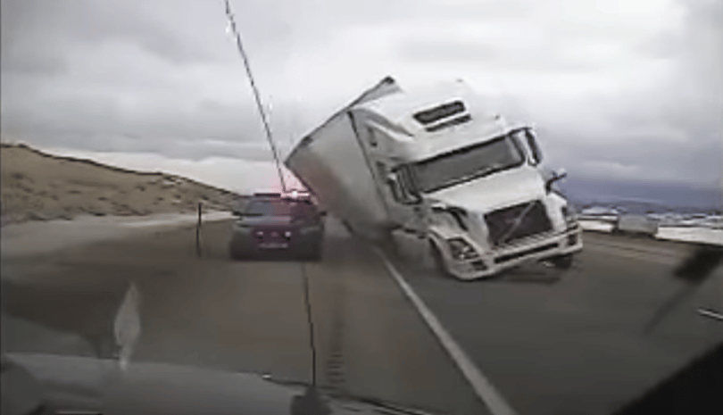 Rendőrautóra borította a szél a kamiont - videó
