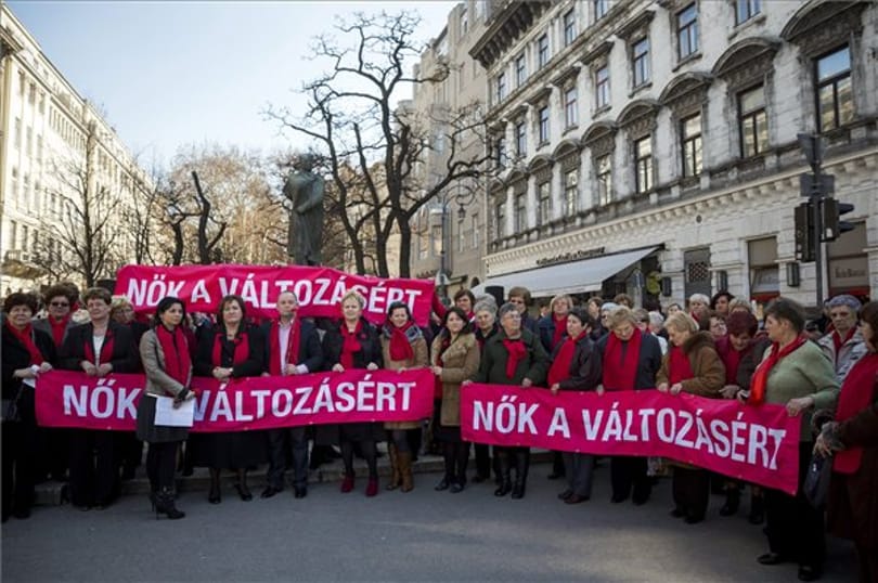 Minden párt szép szavakkal ígért a nőknek