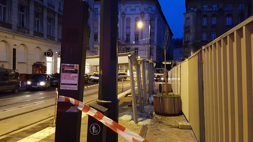 Még nem használható a letarolt budai villamosmegálló