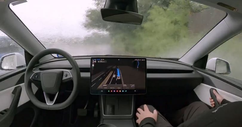 Szuperképességű vagy csak vakmerő a Tesla robottaxija, amely a vihartól elárasztott utakon sem lassít? – videó