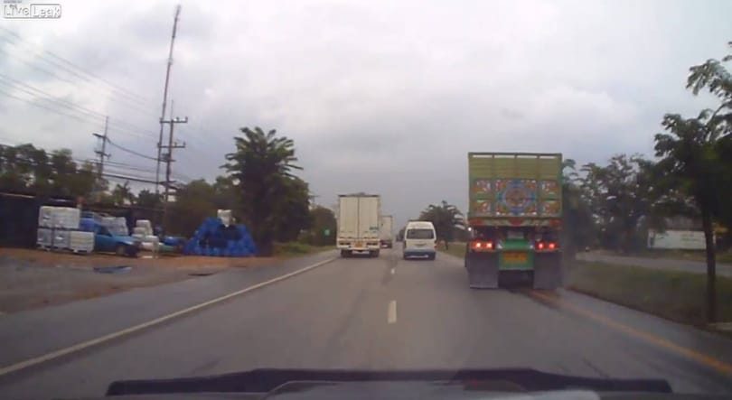 Videó: Így tesz az árokba egy hatalmas kamiont egy kis mikrobusz